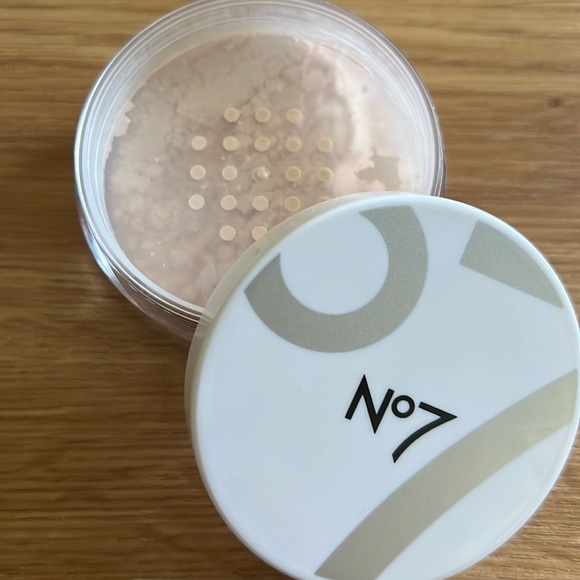 No 7 Flawless Finishing Loose Powder Translucent - Picture 1 of 3